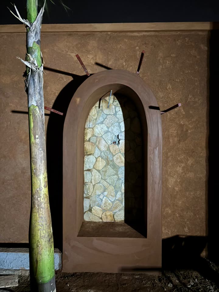 Détails de l’arche éclairée la nuit